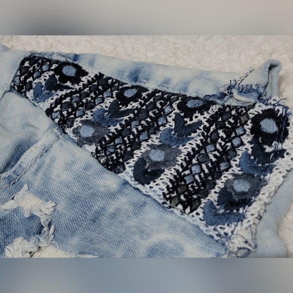 Hippie laundry shorts. Size 5 like new. Beautiful embroidered flowers on front - Picture 3 of 7